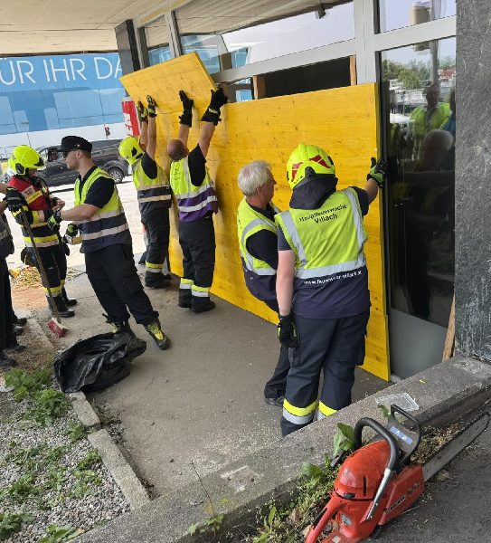 PKW in Auslagescheibe (Bild 3)